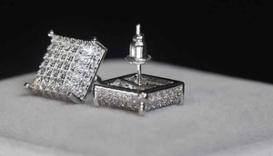 Boucles d'oreilles en moissanite pour femmes au design unique, éclat brillant, bijoux de mode pour occasions spéciales, en vente - Product Image 5