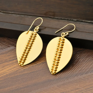 Boucles d'oreilles élégantes plaquées or 18 carats avec détails perlés |   Grandes boucles d'oreilles en forme de goutte d'eau - Product Image 1