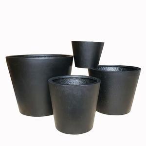 AURORA POTS Ensemble de pots à fleurs modernes minimalistes en polystone noir, jardinières d'extérieur, design écologique et durable, trou de drainage - Product Image 1