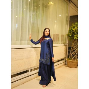 Conjunto de Traje de Satén para Fiesta con Cuentas, Moti y Bordado, Talla XL - Product Image 4