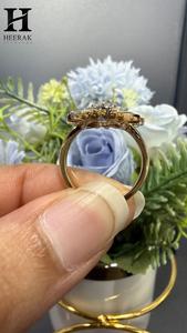 Bague de luxe en or pour femme, sertie d'un diamant rond brillant cultivé en laboratoire certifié IGI, style soleil éclatant - Product Image 2