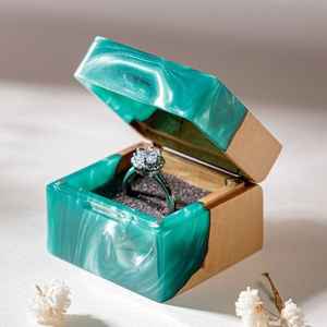 Boîte à alliances de luxe en époxy et bois. Porte-bague de fiançailles mignon en résine. Étui à bagues compact et personnalisé pour cadeau - Product Image 1