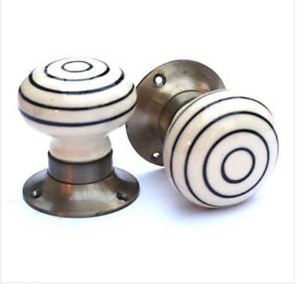 Perilla de puerta metálica increíblemente diseñada por KHOOSI OVERSEAS que aporta a la resistencia general del hardware de la puerta. - Product Image 1
