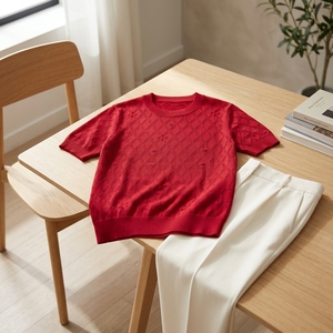 เสื้อถักลายเพชรสีแดงเชอร์รี่แบบลำลอง (P8T26206) เสื้อคาร์ดิแกนแจ็คการ์ดน้ำหนักเบาพร้อมกระดุมตกแต่งลายพิมพ์ เสื้อคลุมไหล่สำหรับฤดูร้อน - Product Image 4