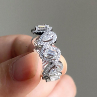 Cincin Tunangan Moissanite VVS Premium Potongan Radiant Berbahan Perak dengan Setting Channel - Perhiasan Elegan untuk Lamaran Pernikahan