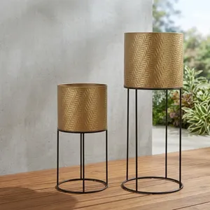 Ensemble de 2 jardinières en métal texturé doré avec supports ronds noirs, pots à fleurs cylindriques décoratifs avec motif en chevrons - Product Image 5