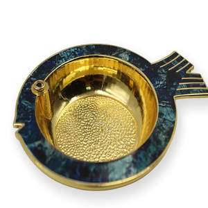 Cenicero cuadrado de latón ornamentado con asas y grabados, disponible a precios de mayorista. - Product Image 3