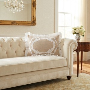 Funda de Almohada de Lujo con Volantes y Bordado de Lazo, Diseño Floral Vintage Elegante en Lino Natural, Adorno Chic para Decoración del Hogar - Product Image 1
