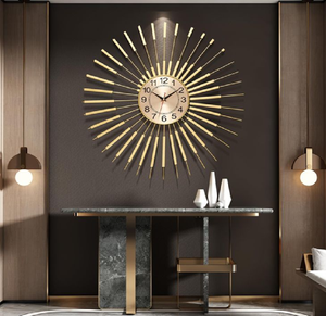 Reloj de péndulo minimalista de metal dorado con una cabeza de ciervo única y un marco curvo abstracto; disponible a precios de mayorista. - Product Image 4