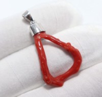 Pendentif en argent sterling 925, branche de corail rouge italien, pendentif bâton de corail de la mer Méditerranée, corail rouge naturel, taille 32 × 22 mm