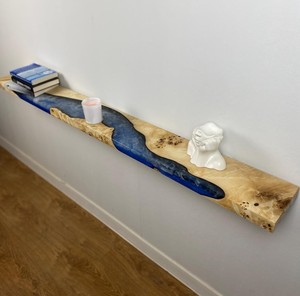 Table console flottante en résine époxy Blue River, bois à bords naturels, étagère au sol, faite à la main, moderne, luxueuse, écologique, durable - Product Image 1