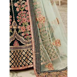 Impresionantes vestidos de novia de terciopelo bordado verde elegante Lehenga Choli para novias - Product Image 2