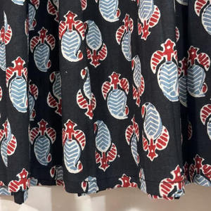 เดรสวินเทจผ้าฝ้ายพิมพ์ลายดอกไม้ด้วยมือ งานแฮนด์เมด เป็นมิตรกับสิ่งแวดล้อม คอวี แขนสามส่วน แต่งระบายลูกไม้ ซักได้ ใส่ได้ในโอกาสทางการ - Product Image 4