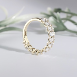 Anillo de compromiso y aniversario de lujo en oro amarillo con diamante ovalado cultivado en laboratorio, brillante, con engaste de media eternidad compartida. - Product Image 3