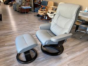 Sillón Reclinable Nórdico I-M-G + Otomana, Cuero Gris de Moda, Madera Color Espresso, Tijeras para el Cabello - Product Image 2