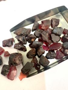 Pierre précieuse naturelle grenat rouge brut pour la fabrication de bijoux, haute qualité, effet étoile changeant de couleur, pierres lâches Rajasthan Gigli Rigli - Product Image 1