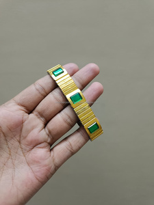 Bracelet à énergie magnétique élégant avec accents de gemmes bleues finition dorée fait à la main pour le contrôle BP soulagement du stress et équilibre corporel - Product Image 4