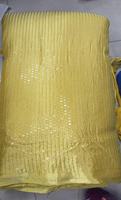 Tissu en soie froissée vert menthe avec des lignes verticales et des broderies de paillettes scintillantes pour les saris de créateurs et les vêtements ethniques