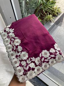 Sari de Chifón Morado Elegante de NiMa Creations, con Bordado Floral Blanco, Estilo Indio-Pakistaní, Largo hasta el Suelo, para Bodas - Product Image 4