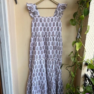 เดรสยาวพิมพ์ลายบล็อกผ้าฝ้ายอินเดียขายดีปี 2026 แบบไม่มีแขน คอเหลี่ยม ลายดอกไม้ ราคาโรงงาน - Product Image 1