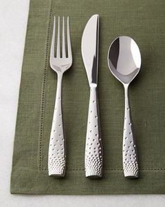 Juego de cubiertos metálicos contemporáneos, elegantes utensilios de acero inoxidable diseñados para una presentación moderna en la mesa de comedor y para el uso diario en la cocina. - Product Image 3