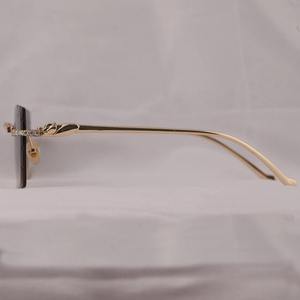 Gafas de Sol de Lujo con Montura de Diamantes, Lentes Degradadas Ligeras con Protección UV, Gafas de Diseño de Moda - Product Image 1