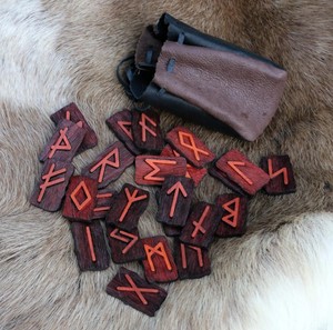 Juego de Runas de Madera con Bolsa de Cuero, Símbolos Nórdicos Futhark, Piedras de Adivinación Hechas a Mano para Venta al por Mayor y al Detal - Product Image 4