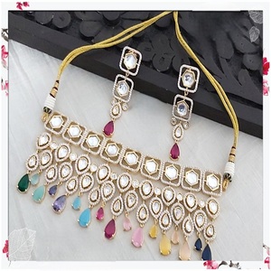 Conjunto de collar y aretes de moissanita con apariencia de oro chapado de primera calidad, estilo Kundan, para bodas indias, para mujeres. - Product Image 2