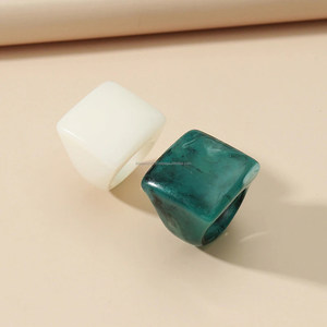 Anillo de Resina Artesanal, Color Personalizado, Sin Plomo, Diseño Moderno para Bodas, Compromisos y Fiestas, Accesorio de Joyería - Product Image 1