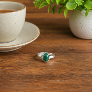 Anillo de Promesa Boho Minimalista Hecho a Mano con Plata de Ley 925 Pura, Gema de Malaquita Natural en Forma de Pera, Engaste de Bisel en Oro Rosa - Product Image 1