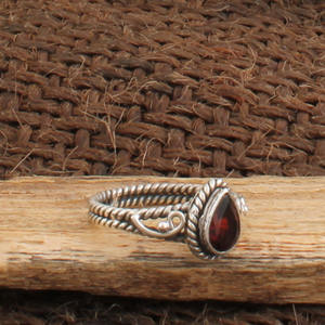 แหวนเงินแท้ 925 ประดับพลอยโกเมนสีแดงทรงเหลี่ยมเจียระไนแบบบริลเลียนท์ งานแฮนด์เมดสไตล์โบโฮคลาสสิก เรียบหรู ประดับพลอยเดี่ยว รับรองโดยเจไพร์เวดดิ้ง - Product Image 5