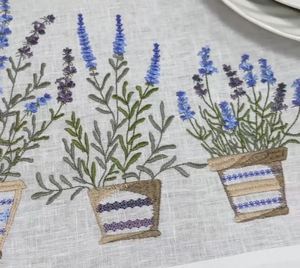 Nouveaux Chemins de Table en Lin Blanc Personnalisés Brodés de Fleurs de Lavande de Haute Qualité pour la Maison et l'Hôtellerie – Idéal pour les Fêtes - Product Image 2