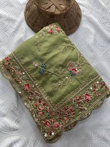 Sari de Diseño para Mujer en Verde Oliva con Bordado |   Sari Floral Premium para Fiestas y Bodas con Blusa a Juego - Product Image 5