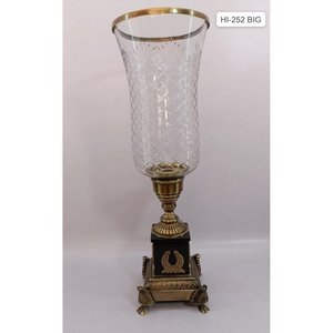 Esthétique en verre taillé de qualité supérieure associée à un support à bougie en aluminium moulé léger et durable - Product Image 1