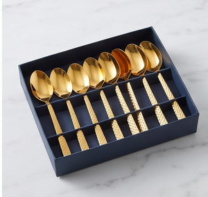 Juego de cucharas doradas con mangos texturizados, cubiertos modernos aptos para lavavajillas, para uso en mesas de boda. - Product Image 6