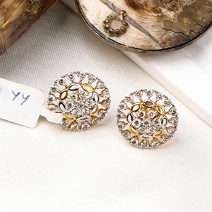 ต่างหูเพชรแท้ทรงกลมแบบกลุ่มลายดอกไม้ ทองคำแท้ 14K แบบเกลียวหลัง สำหรับขายส่ง เครื่องประดับชั้นดี Memoria Jewels - Product Image 2