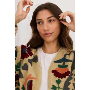 Veste en coton beige brodée à la main avec des motifs floraux Suzani, silhouette ouverte décontractée, style bohème contemporain, vêtements d'extérieur pour femmes - Product Image 2