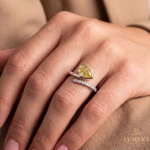 Anillo de compromiso de oro amarillo con diamante talla pera cultivado en laboratorio, con piedras laterales de diamante, estilo clásico. - Product Image 5