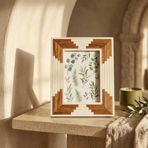 Porte-photos décoratif moderne Aurelle en résine artisanale avec cadre en os, détails faits main exclusifs et motif artistique personnalisé - Product Image 3