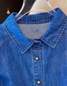 เสื้อเชิ้ตยีนส์แขนยาวสำหรับผู้หญิง ทรงหลวม ปกคอพับ สีพื้น แขนยาวเต็มตัว - Product Image 5