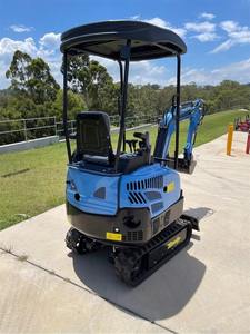 Excavadora Amarilla Usada Eficiente de 3 Toneladas con Brazo Desplazable y Orugas Duraderas para Proyectos de Construcción con Acceso Limitado - Product Image 2