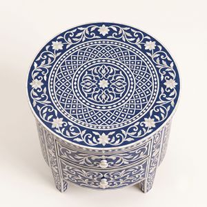 Table de chevet ronde bleu marine en nacre faite à la main avec incrustation florale - Product Image 3