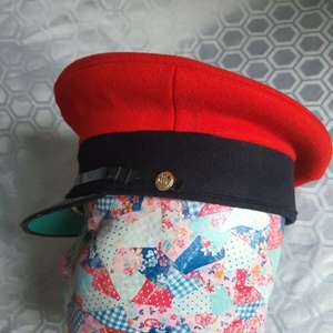 Esta es una gorra real británica obsoleta con insignia de la Corona de la Reina (QC) - Product Image 3