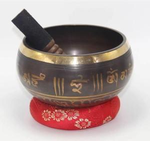 Cuenco tibetano antiguo negro con relieve o martillado de colores para la salud y un sonido mágico - Product Image 2