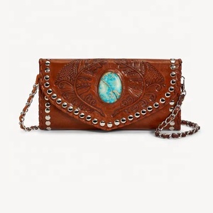 Diseño de pluma impresa a mano real que rodea una piedra turquesa en la solapa, con pasador de plata y detalle de tejido - Product Image 1