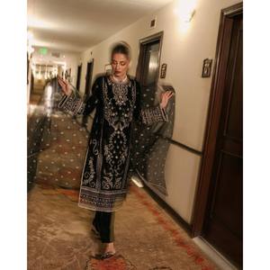 Conjunto de Traje de Fiesta XL con Bordado de Zari y Lentejuelas - Product Image 4