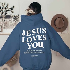 Sudadera con Capucha de Algodón Premium con Bordado de Jesús Bendecido por Dios, Inspirada en la Fe, con la Frase: El Plan de Dios Vale la Pena Servirlo como Cristiana - Product Image 6