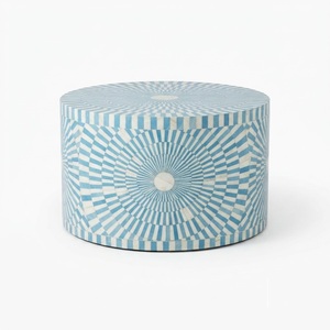Table basse artisanale en os incrusté, plateau rond en bois rayé, table centrale avec base en piédestal bleu, mobilier moderne pour salon - Product Image 5
