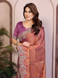 Sari en soie de mousseline Fendy de créateur, broderie élégante, bordure passepoilée, réversible, avec chemisier brodé non cousu pour mariage et Diwali - Product Image 4