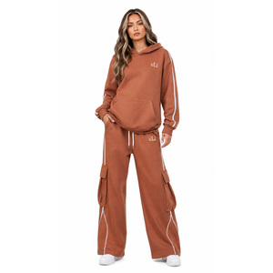 Ensemble survêtement deux pièces oversize streetwear pour femme avec logo personnalisé, poches cargo, coupe ample, rayures, mode, production en gros OEM - Product Image 1